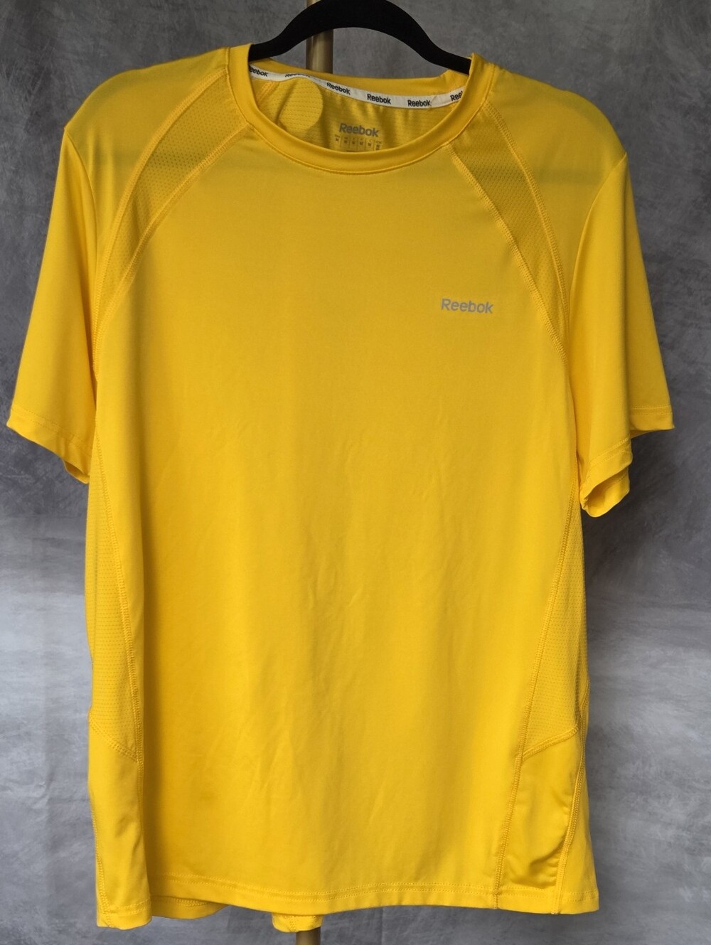Reebok Men's Yellow Gold Athletic Short Sleeve T-Shirt Size M - NWOT